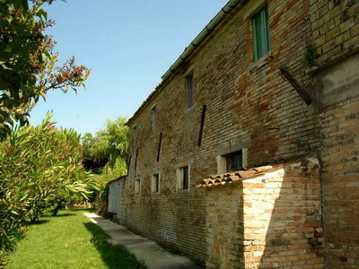 View of the Casa with the lake on the right side